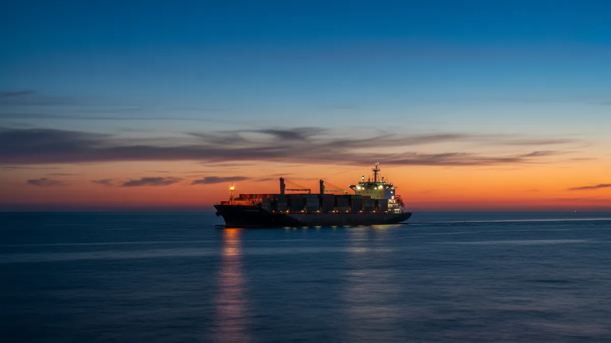 Navire de commerce à la tombée de la nuit, feux de navigation s'allumant, ciel crépusculaire